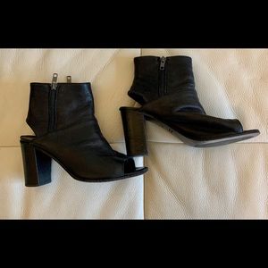 Kenneth Cole size 37 Black open toe bootie